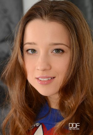 Игривая брюнетка Таисия Шанти ублажает мужа возбуждающим минетом Фото 1