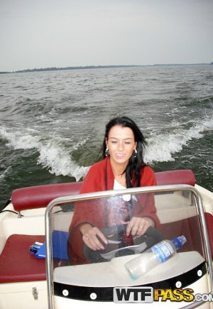 Любительская брюнетка показывает свои сиськи и киску на скоростном катере на воде Фото 16