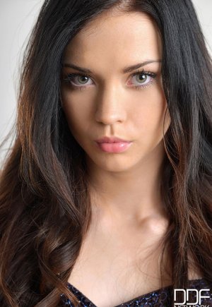 девушка с длинными волосами брюнетки раздевается пока сосет большой член Фото 1