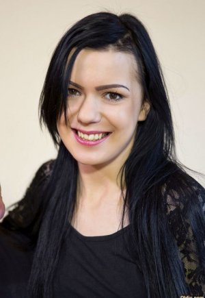 Темноволосая секретарша соблазняет своего действительно старого босса на быстрое продвижение по служ Фото 1