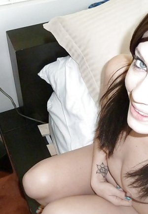 Изголодавшаяся по члену любительница со сладкими губками делает минет и получает кайф Фото 11