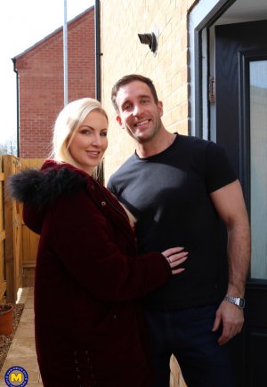 Милфа-блондинка соблазняет свое свидание на вечер в красном платье и туфлях-лодочках Фото 4