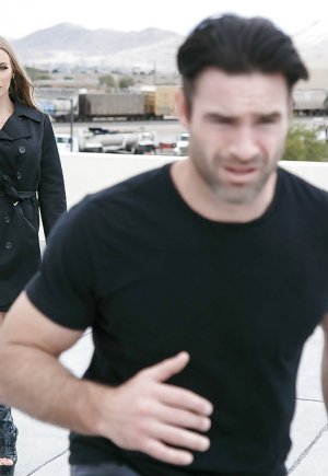 Порнозвезда Nicole Aniston соблазняет человек на крыше мигания голого тела Фото 2