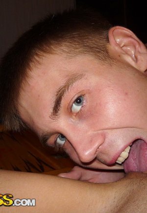 Любительская пара записывает себя на видео, снимая домашнее секс-видео Фото 12