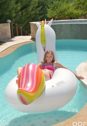 Молоденькая блондинка получает всю обойму в рот после отсоса Фото 1