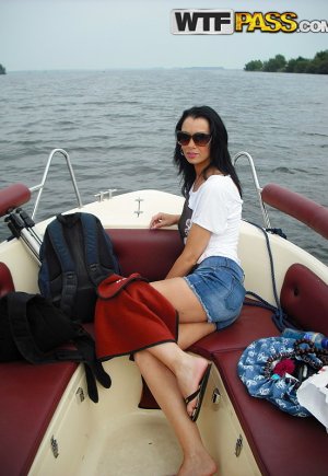 Любительская брюнетка показывает свои сиськи и киску на скоростном катере на воде Фото 3