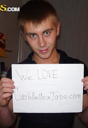 Любительская пара записывает себя на видео, снимая домашнее секс-видео Фото 6