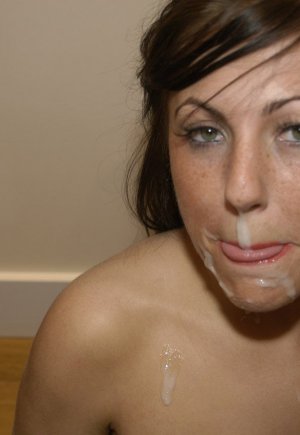 Обнаженная девушка высовывает свой проколотый язык, принимая участие в играх буккаке Фото 7