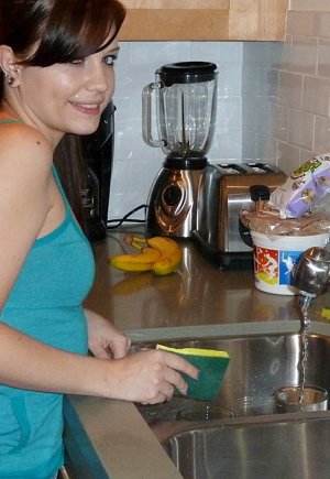 Любительскую цыпочку принуждают к съемкам домашнего порно Фото 8