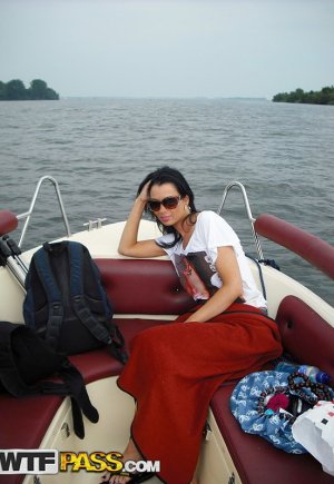 Любительская брюнетка показывает свои сиськи и киску на скоростном катере на воде Фото 2